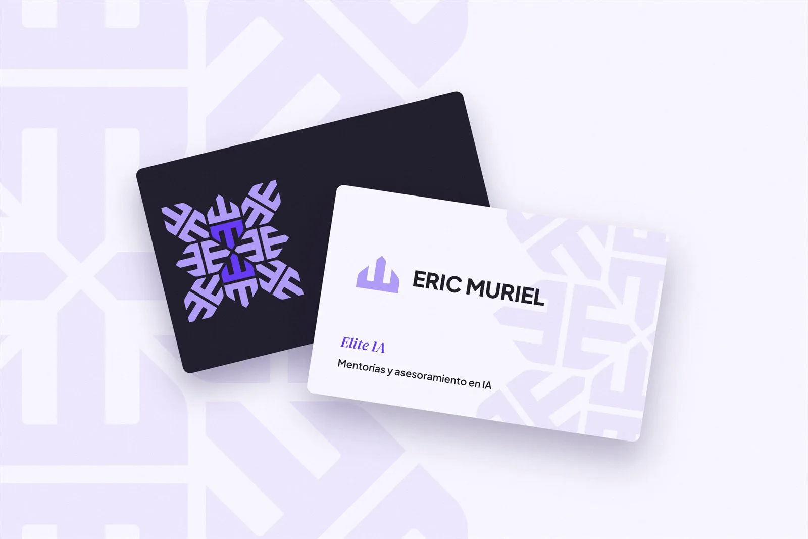 Tarjetas de visita de Eric Muriel y Elite IA en violeta, con el patrón del símbolo