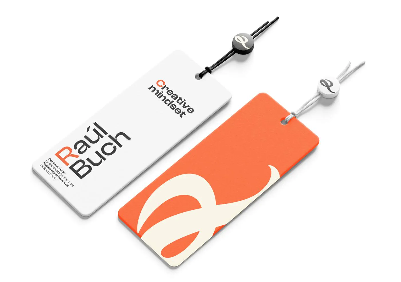 Etiquetas colgantes en blanco y naranja con la R y el claim «Creative mindset»