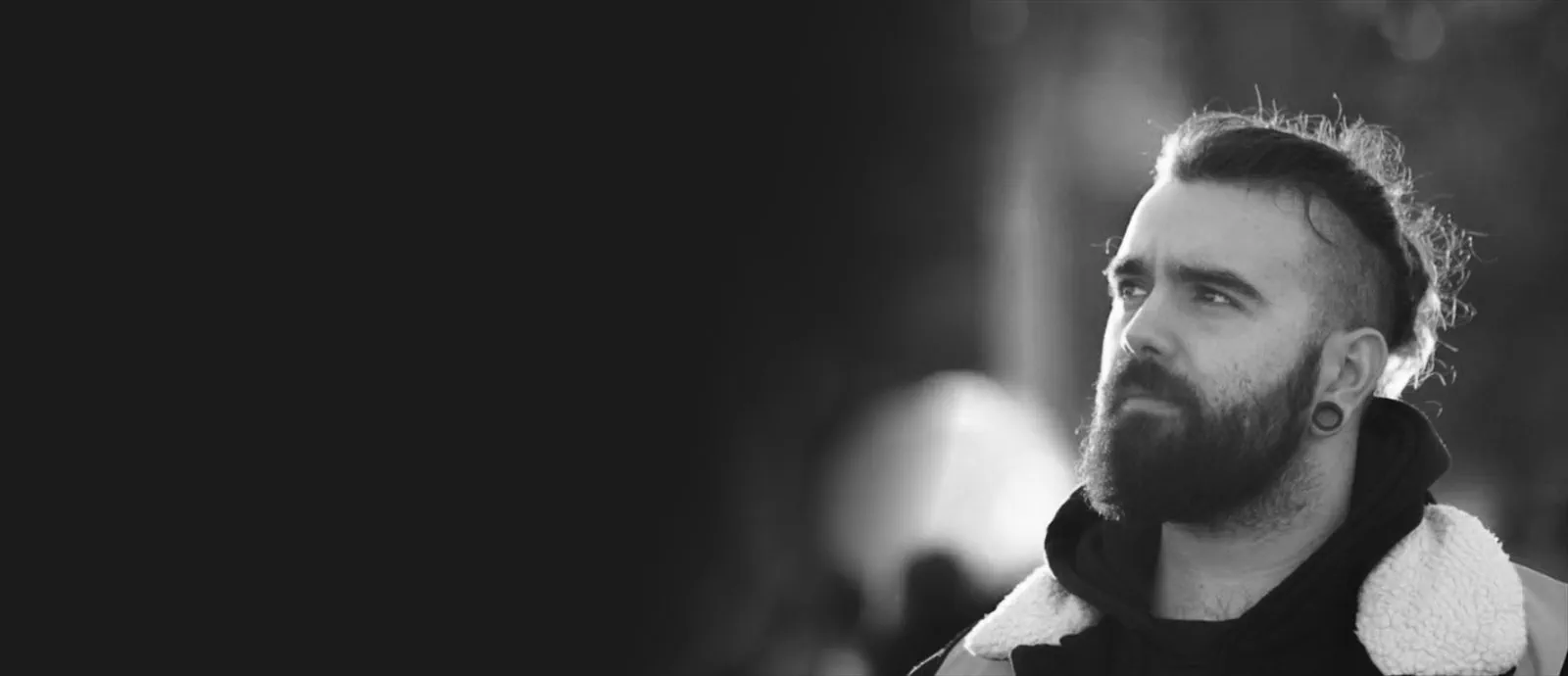 Banner web con el retrato de Raúl Buch en blanco y negro